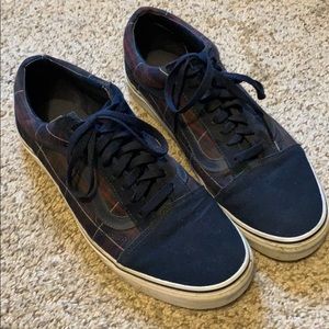 Men’s size 10 classic blue & plaid Vans! ✌️